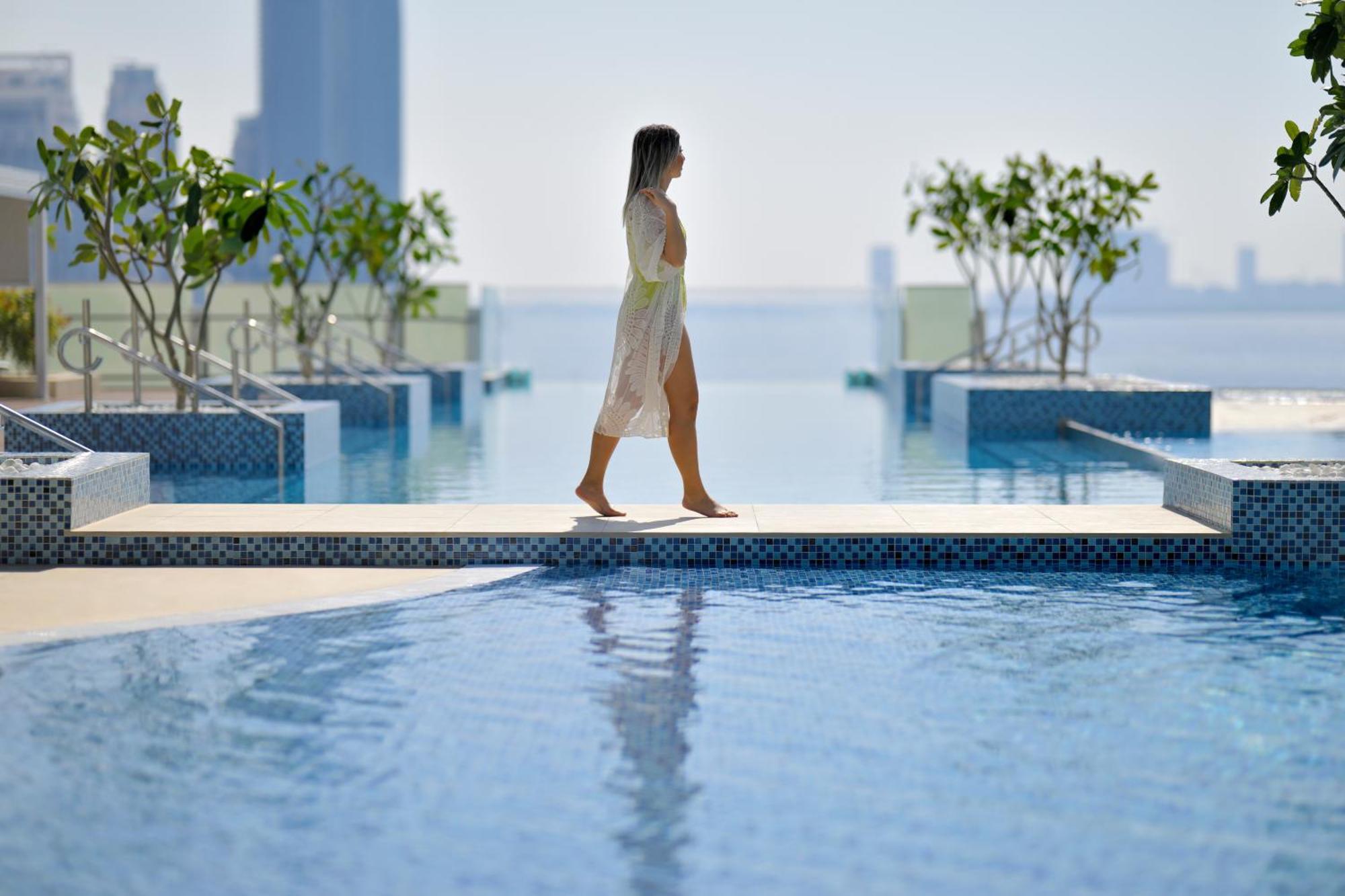 Crowne Plaza Dubai Festival City Exterior photo The swimming pool at the Address Downtown