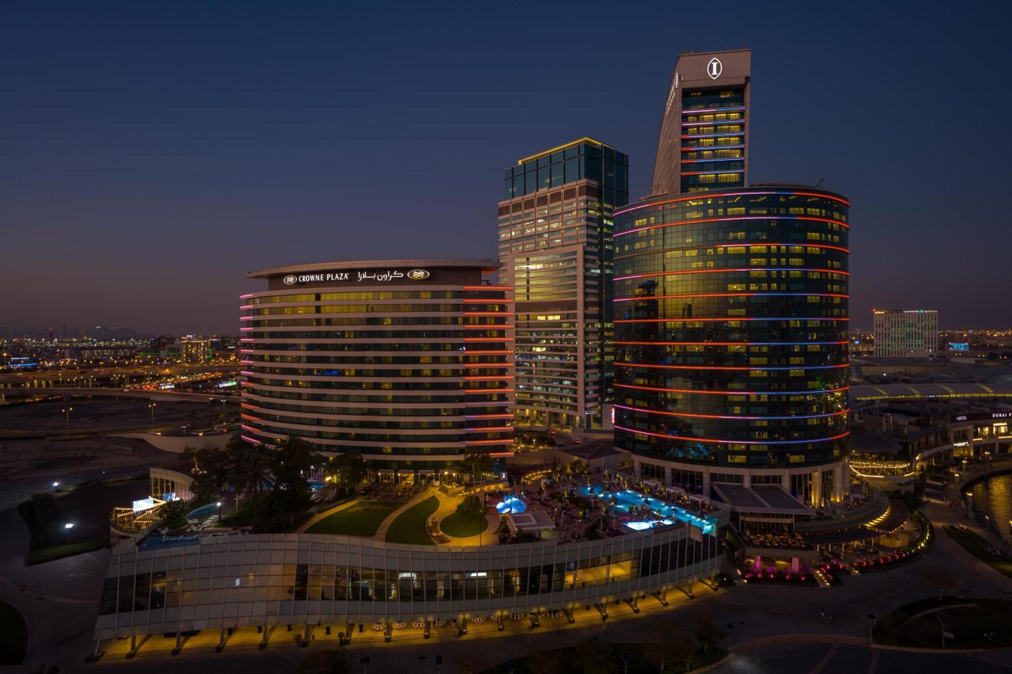 Crowne Plaza Dubai Festival City Exterior photo The complex at night