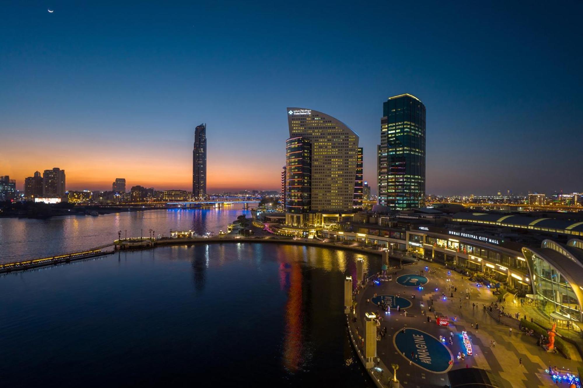 Crowne Plaza Dubai Festival City Exterior photo Marina skyline